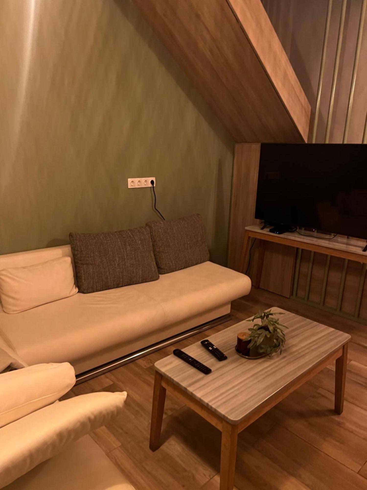 Drama'S Nest Apartment Bagian luar foto